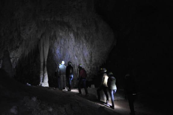 Caminhando com o grupo na parte inferior da caverna em Carlsbad Caverns National Park, no sul do Novo México, nos Estados Unidos